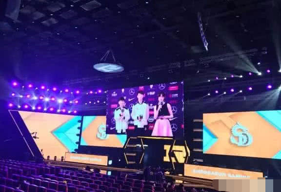一竞技平台- 克莱蒙主场灯光故障，比赛中断引争议